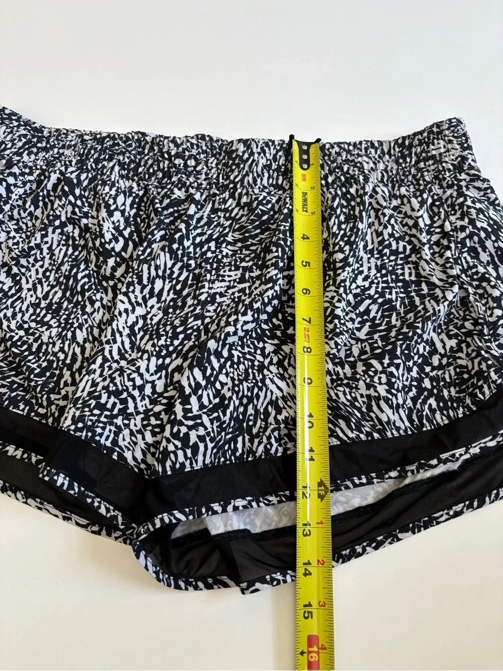 Athleta Printed Mesh Racer Run Shorts Black White Size XL 4”